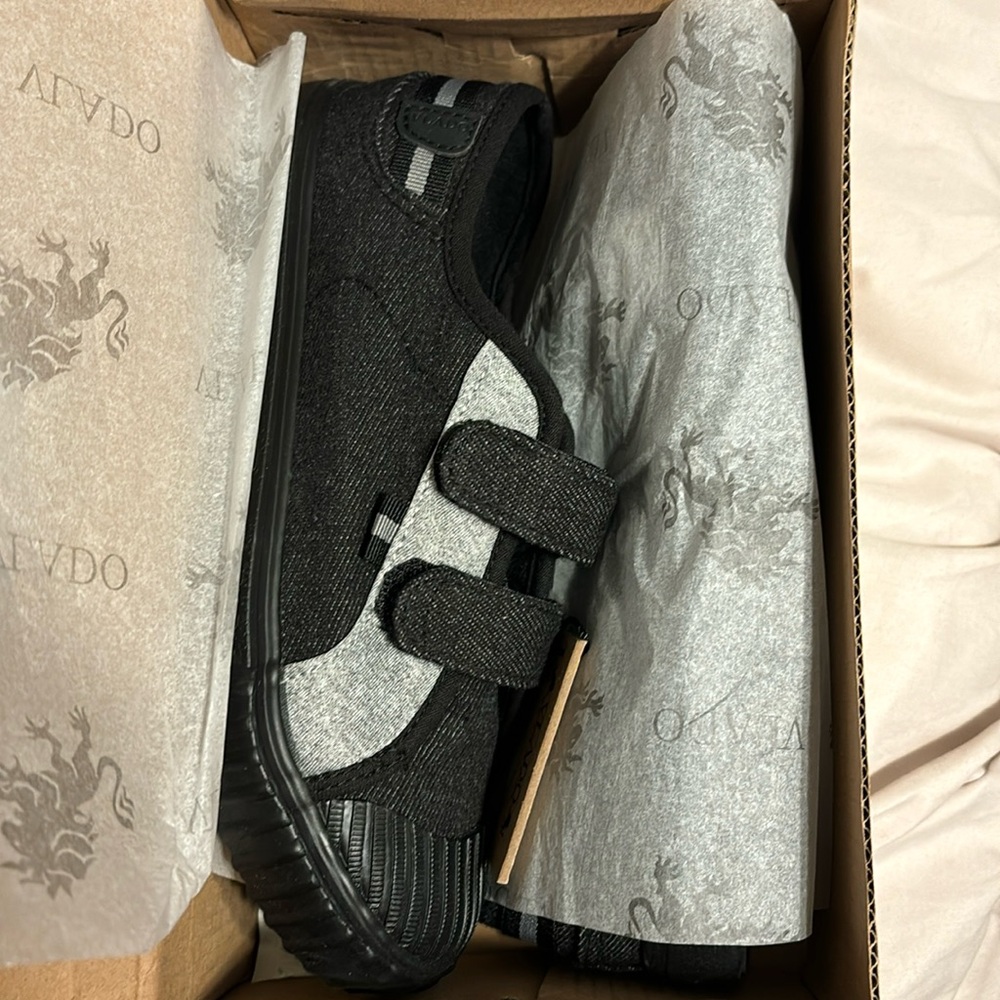 Tommy Youth Boys sneakers - New in Box